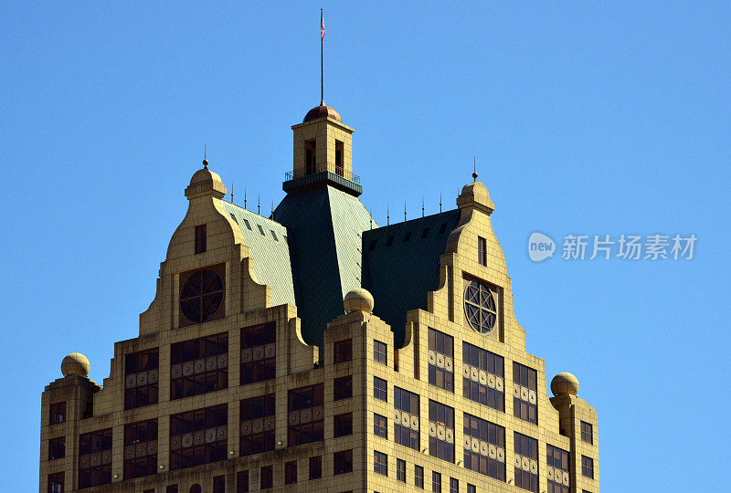 100 East Wisconsin又名Faison Building，带有佛兰德山墙，密尔沃基，威斯康星州，美国